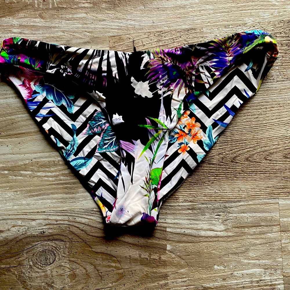 Size small swim suit bottoms reversible!
